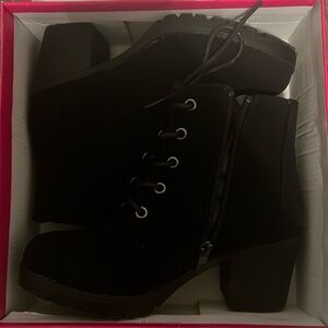 Kids boots size 2